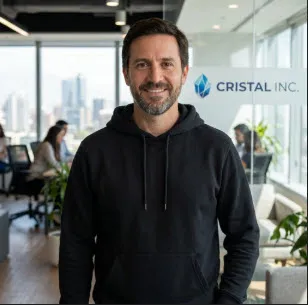 Retrato de hombre sonriendo en oficina